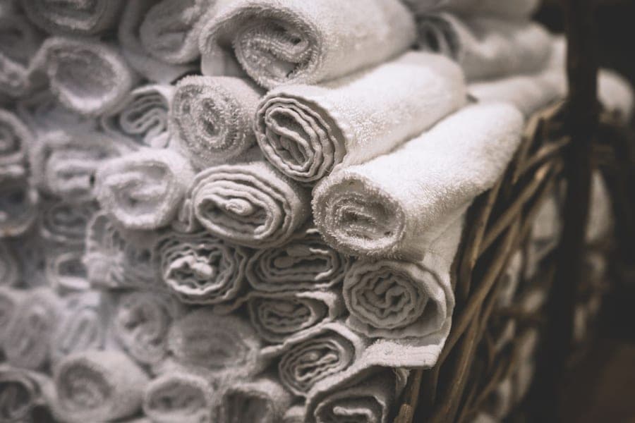 Fragrance-free oxygen whitener powder with white towels